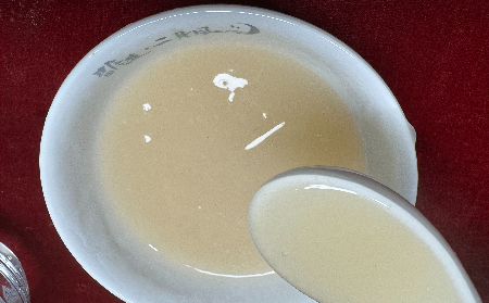 多少媽媽栽在輔導(dǎo)作業(yè)上！姥姥端來的一杯溫?zé)嵊袡C(jī)葛根粉，竟成了情緒 “滅火器”